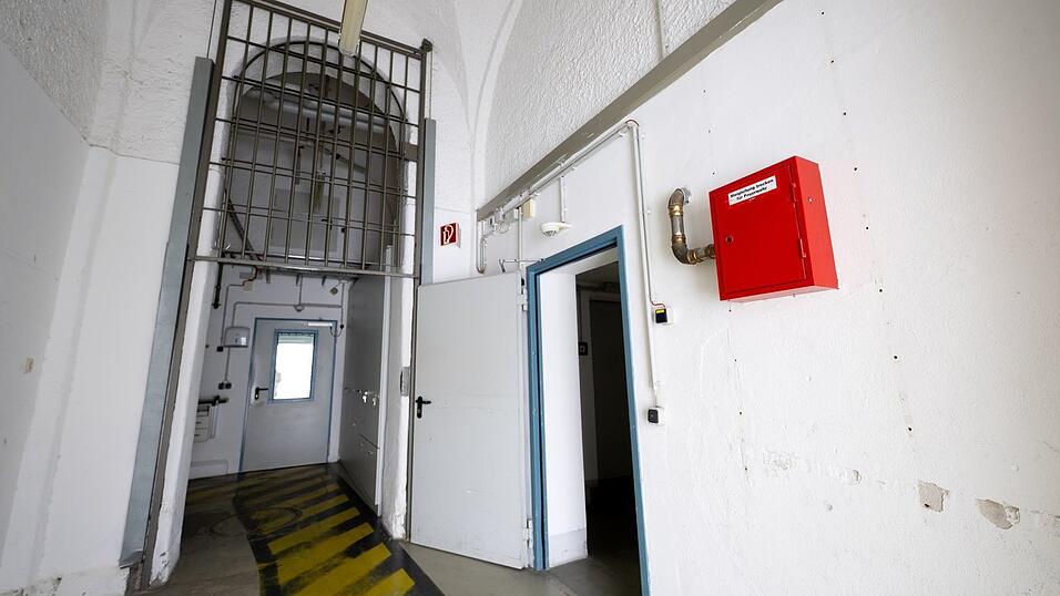 Gitter erinnern &uuml;berall daran, dass hier nicht jeder gehen wollte, wenn er wollte.