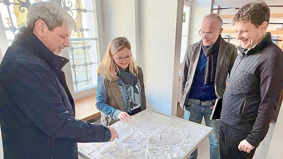 Projektionen auf ein Stadtrelief sollen die Entwicklung von Furth zeigen, wie B&uuml;rgermeister Sandro Bauer, Katharina Drescher-Seidl, Alois Stoiber und Peter Hickl (von links) im Pressegespr&auml;ch wissen lie&szlig;en.