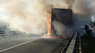 Auf der A3 bei Metten ist ein Lastwagen in Vollbrand geraten. Die Fahrbahn Richtung Passau wurde komplett gesperrt.
