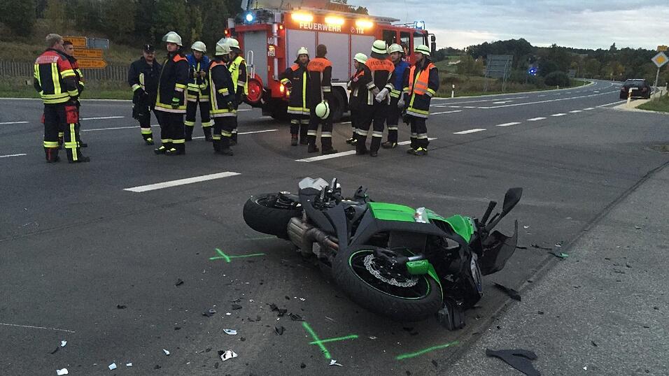 Tragischer Verkehrsunfall am Samstag auf der B299 bei Siegenburg (Kreis Kelheim). Tragischer Verkehrsunfall am Samstag auf der B299 bei Siegenburg (Kreis Kelheim).