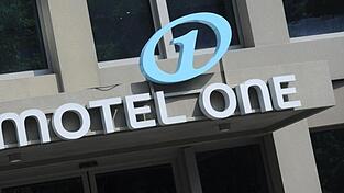 Der Haupteingang des Hotels 'Motel One M&uuml;nchen-City-S&uuml;d'. Auch aus M&uuml;nchen m&uuml;ssen Touristen bis sp&auml;testens Montag abreisen.