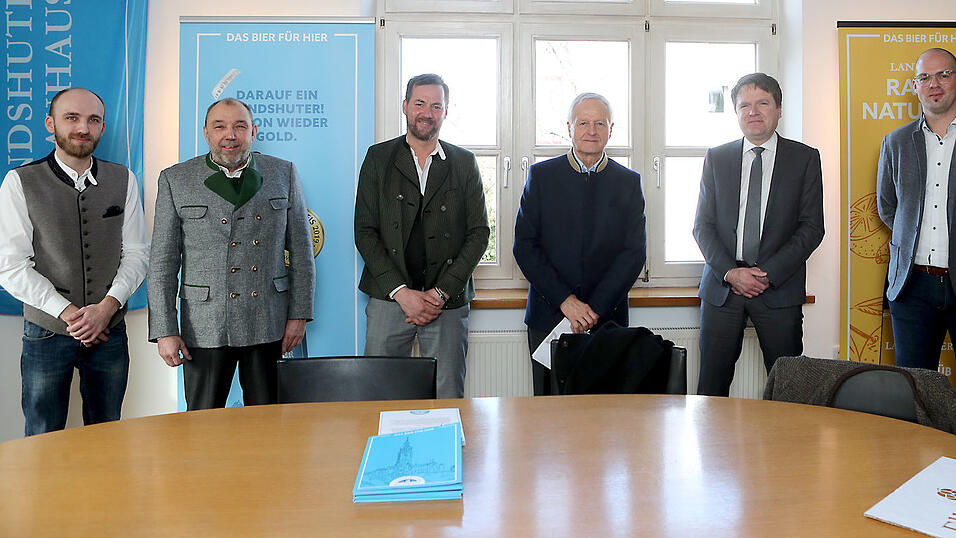 Die neuen Wirte des Biergartens Ellermühle (von links) Daniel Heinz, Reinhard Heinz und Alexander Tremmel mit Hans Eller, Aufsichtsratsvorsitzender der Brauhaus AG, dem Vorstandsvorsitzenden Alexander Saponjic und dem neuen Brauhaus-Vorstand Christoph Zellner. Die neuen Wirte des Biergartens Ellermühle (von links) Daniel Heinz, Reinhard Heinz und Alexander Tremmel mit Hans Eller, Aufsichtsratsvorsitzender der Brauhaus AG, dem Vorstandsvorsitzenden Alexander Saponjic und dem neuen Brauhaus-Vorstand Christoph Zellner.