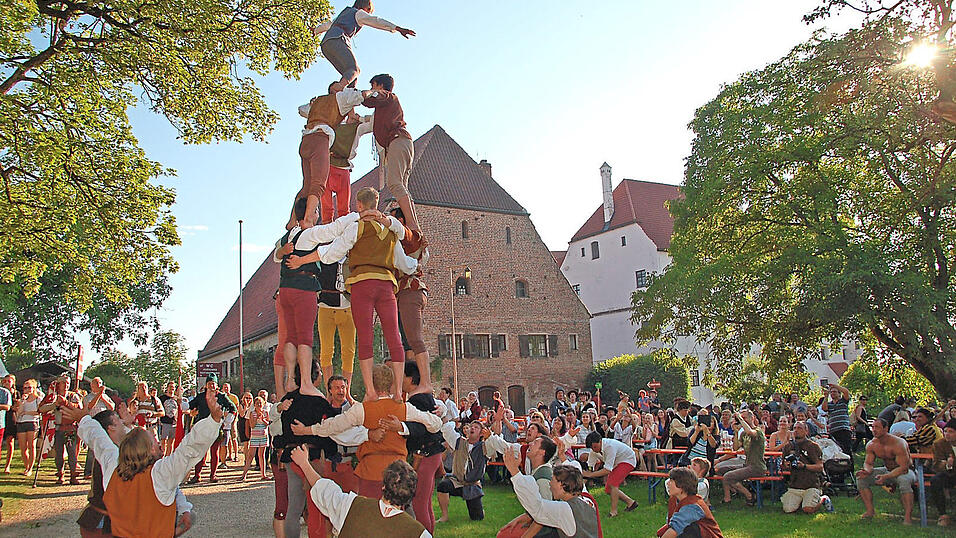 Rund 600 Mitwirkende bringen Laho-Flair auf die Burg Trausnitz.