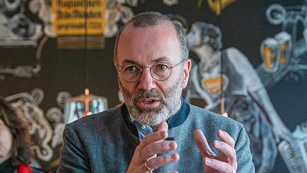 Die EVP um Partei- und Fraktionschef Manfred Weber arbeitet laut dpa-Recherchen offenbar enger als bisher bekannt mit rechten Gruppen im Europaparlament zusammen.