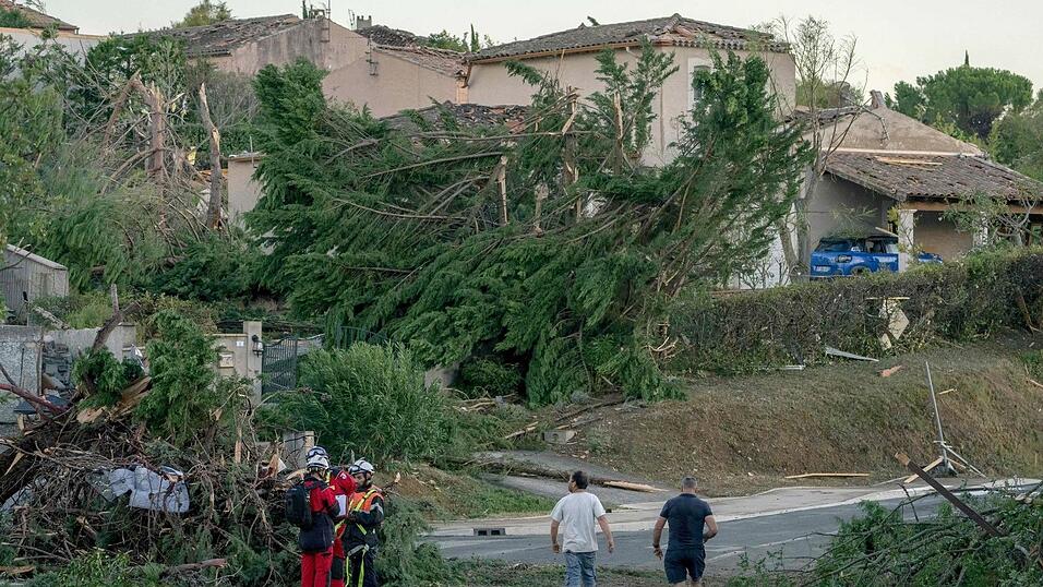 Nach dem Tornado untersuchen Einsatzkräfte die Häuser in der Gemeinde. Nach dem Tornado untersuchen Einsatzkräfte die Häuser in der Gemeinde.