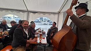 Mitten unter den Musikanten fühlt sich Jürgen Denk wohl. Mitten unter den Musikanten fühlt sich Jürgen Denk wohl.