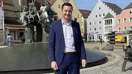 So sehen Sieger aus: Christian Schindler am Montag nach der Wahl auf dem Marktplatz seiner Heimatstadt Cham.