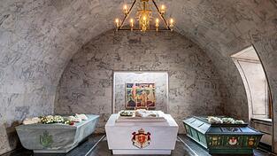 Der Sarkophag von König Harald V. (links) steht jetzt im königlichen Mausoleum neben den Sarkophagen seiner Eltern und Großeltern. (Handout) Der Sarkophag von König Harald V. (links) steht jetzt im königlichen Mausoleum neben den Sarkophagen seiner Eltern und Großeltern. (Handout)