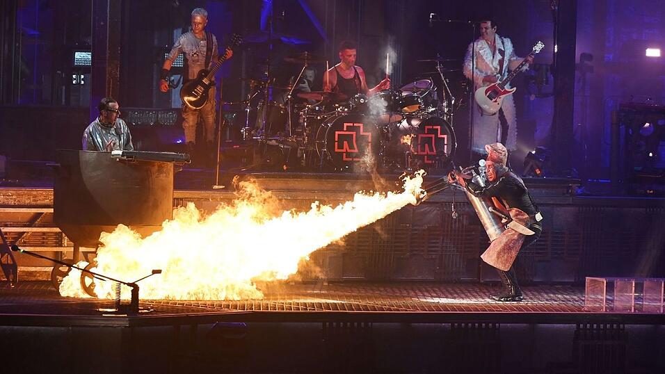 Rammstein Fronts&auml;nger Till Lindemann (r) feuert mit einem Flammenwerfer auf Christian Lorenz (l).