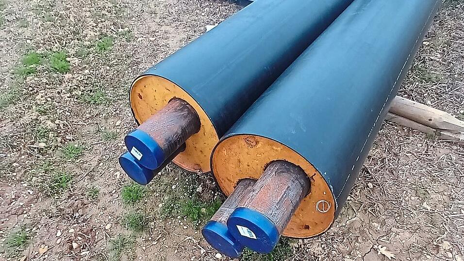 &Uuml;ber Rohre wie diese, werden bereits &ouml;ffentliche Geb&auml;ude und ein Teil Adlkofens mit Fernw&auml;rme versorgt.