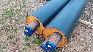 &Uuml;ber Rohre wie diese, werden bereits &ouml;ffentliche Geb&auml;ude und ein Teil Adlkofens mit Fernw&auml;rme versorgt.