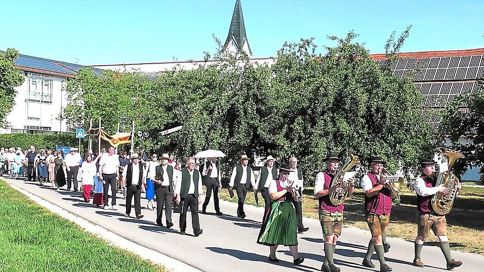 Auf dem Weg zur dritten Station mit dem Allerheiligsten. Auf dem Weg zur dritten Station mit dem Allerheiligsten.