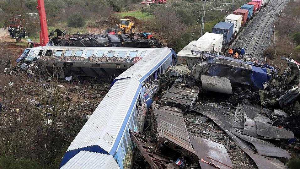 Rettungsarbeiten am Unfallort. Die vorderen Waggons beider Züge wurden durch den Aufprall geradezu zusammengefaltet. Rettungsarbeiten am Unfallort. Die vorderen Waggons beider Züge wurden durch den Aufprall geradezu zusammengefaltet.