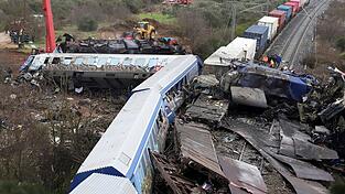 Rettungsarbeiten am Unfallort. Die vorderen Waggons beider Züge wurden durch den Aufprall geradezu zusammengefaltet.