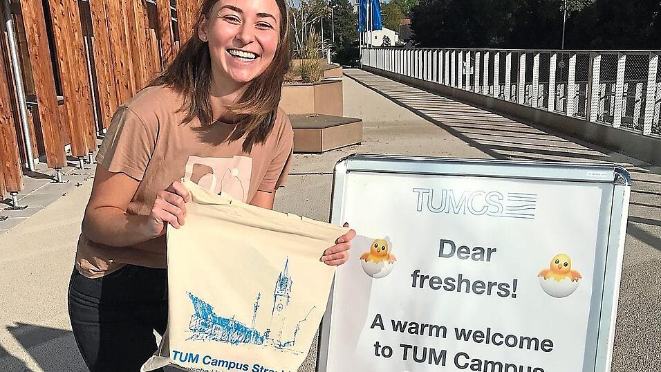 Die neuen Studierenden erhielten als Begrüßungsgeschenk eine TUMCS-Tasche.
