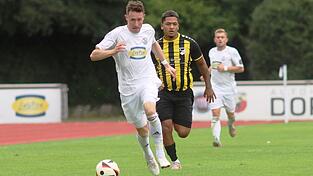 Weiter, immer weiter: Mittelfeld-Ass Tobias Steer (am Ball) will die Erfolgsserie mit seiner &bdquo;Spiele&ldquo; auf zw&ouml;lf Siege ausbauen. Nicht nur seine &Uuml;bersicht, sondern auch seine Vollstrecker-Qualit&auml;ten sollen dabei helfen. Bereits elf Saisontore hat der 28-J&auml;hrige auf dem Konto.