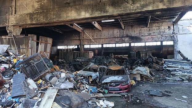 Gro&szlig;e Teile der Halle sind durch den Brand verw&uuml;stet.
