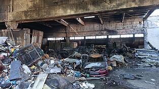 Gro&szlig;e Teile der Halle sind durch den Brand verw&uuml;stet.