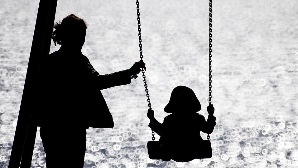 Laut den Daten lebten 2025 insgesamt rund 2,36 Millionen Kinder unter 18 Jahren in einer Alleinerziehenden-Familie. (Symbolbild) Laut den Daten lebten 2025 insgesamt rund 2,36 Millionen Kinder unter 18 Jahren in einer Alleinerziehenden-Familie. (Symbolbild)