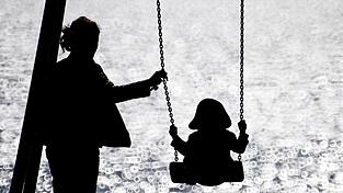 Laut den Daten lebten 2025 insgesamt rund 2,36 Millionen Kinder unter 18 Jahren in einer Alleinerziehenden-Familie. (Symbolbild) Laut den Daten lebten 2025 insgesamt rund 2,36 Millionen Kinder unter 18 Jahren in einer Alleinerziehenden-Familie. (Symbolbild)