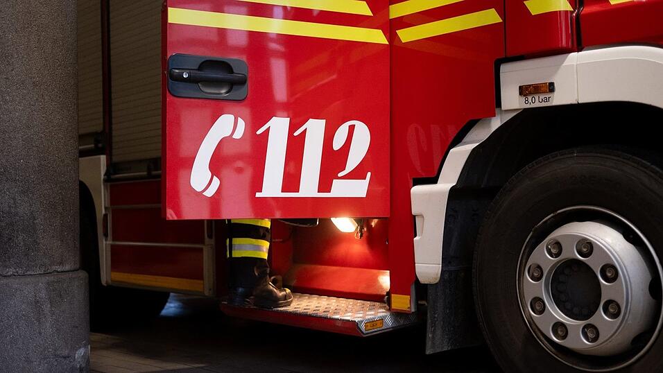 Die Feuerwehr musste zwei Autos bergen, die in Garmisch-Partenkirchen auf einem Forstweg stecken geblieben waren. (Symbolbild)