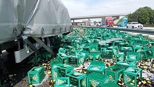 Ein Sattelzug hat am Autobahnkreuz Neufahrn etwa 200 Kästen Bier verloren und so für stundenlange Verkehrsbehinderungen gesorgt.