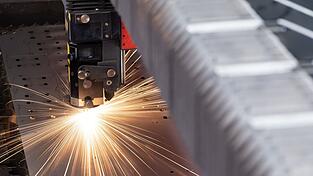 Eine Metallplatte wird in einer Produktion bearbeitet. (Symbolbild)