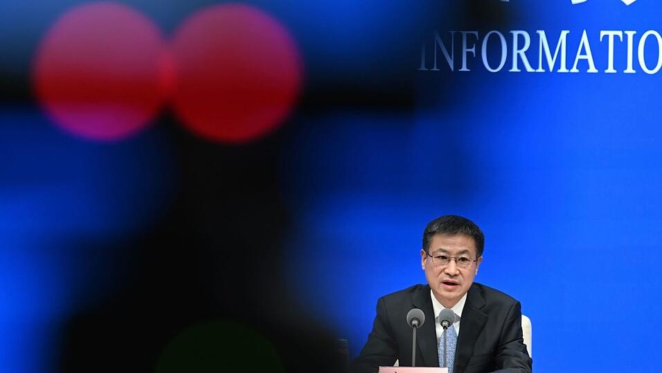 Kang Yi, der Direktor des Pekinger Statistikb&uuml;ros, pr&auml;sentiert die neuen Wachstumszahlen.