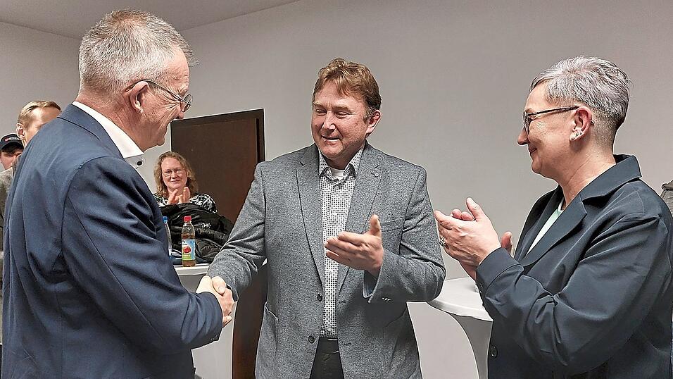 &bdquo;Ich bin mir sicher, dass ich die Stadt in gute H&auml;nde &uuml;bergebe&ldquo;, Amtsinhaber Markus Ackermann gratuliert seinem designierten Nachfolger Wolfgang K&uuml;rzinger zum Wahlsieg; Sandra Wittmann schlie&szlig;t sich den Gl&uuml;ckw&uuml;nschen an.