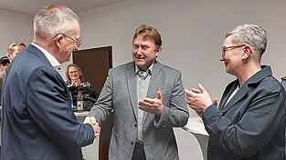 &bdquo;Ich bin mir sicher, dass ich die Stadt in gute H&auml;nde &uuml;bergebe&ldquo;, Amtsinhaber Markus Ackermann gratuliert seinem designierten Nachfolger Wolfgang K&uuml;rzinger zum Wahlsieg; Sandra Wittmann schlie&szlig;t sich den Gl&uuml;ckw&uuml;nschen an.