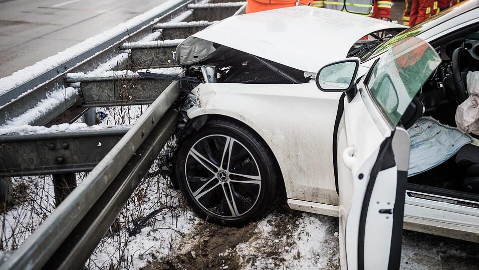 Anscheinend hatte der Mercedes-Fahrer die falschen Reifen f&uuml;r die winterlichen Stra&szlig;enverh&auml;ltnisse aufgezogen.
