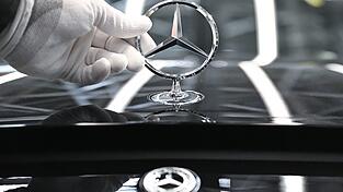 Bei Mercedes-Benz soll k&uuml;nftig wieder mehr im B&uuml;ro vor Ort gearbeitet werden. (Archivbild)