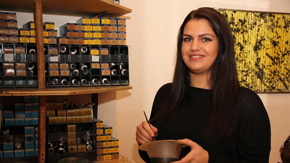 Simona hat fr&uuml;her schon jeder ihrer Puppen die Haare gemacht. Heute ist sie Friseurin.