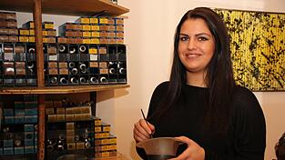 Simona hat früher schon jeder ihrer Puppen die Haare gemacht. Heute ist sie Friseurin. Simona hat früher schon jeder ihrer Puppen die Haare gemacht. Heute ist sie Friseurin.