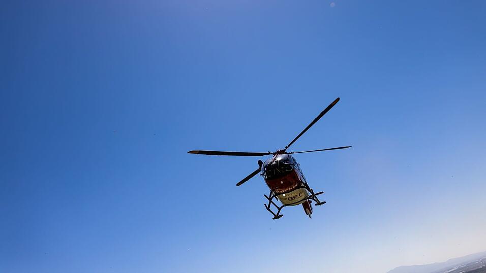Eine der Verletzten musste mit einem Rettungshubschrauber in die Klinik gebracht werden. (Symbolbild) Eine der Verletzten musste mit einem Rettungshubschrauber in die Klinik gebracht werden. (Symbolbild)