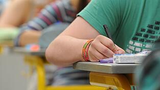 Ein zentraler Mathe-Test an bayerischen Gymnasien kann in diesem Jahr nicht gewertet werden. (Archivbild)