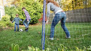 Eltern k&ouml;nnen ihre Kinder beim Fu&szlig;ballspielen unterst&uuml;tzen.