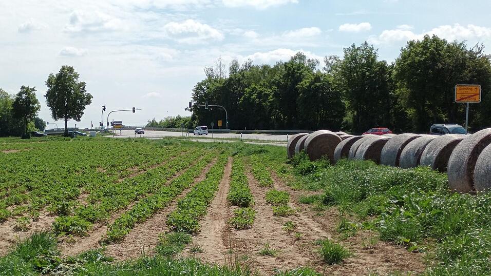 Die Ampelanlagen an den Auf- und Abfahrten von der Bundesstraße 8 zur Landshuter Straße: Laut Behörden sind sie ein Sicherheitsgewinn.