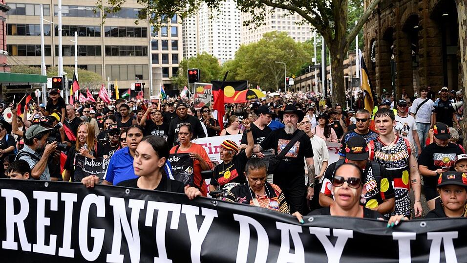 Zehntausende Menschen haben in Australien gegen den umstrittenen Nationalfeiertag «Australia Day» protestiert. Zehntausende Menschen haben in Australien gegen den umstrittenen Nationalfeiertag «Australia Day» protestiert.