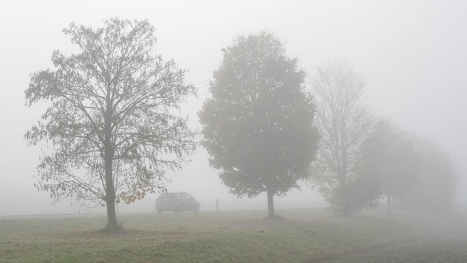 Das Wetter wird zwar zum Wochenende milder, aber es bleibt vielerorts glatt. (Symbolbild)