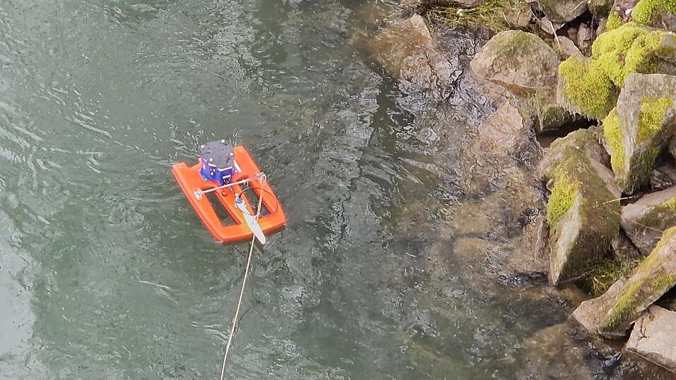 Das orangefarbene Boot zog am Montag alle Blicke auf sich.