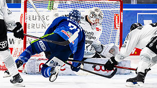 K&ouml;lns herausragender Torh&uuml;ter Janne Juvonen, der in dieser Szene in h&ouml;chster Not gegen Nick Halloran rettet, machte am Sonntag bei der Niederlage der Tigers gegen den Spitzenreiter den Unterschied aus.