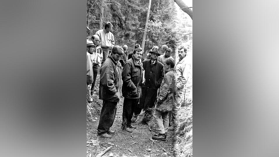 Vertreter der B&uuml;rgerinitiative gegen die M&uuml;lldeponie im Spitalwald in Gschwendt bei einem Ortstermin mit Bayerischen Landtagsabgeordneten.