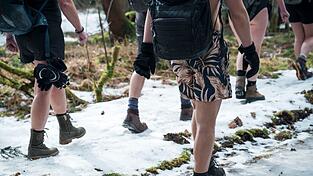 Halbnackt durch das Fichtelgebirge: Rund 20 Menschen haben sich in der Nähe des Ochsenkopfs getroffen, um in Badeklamotten durch die Kälte zu wandern.