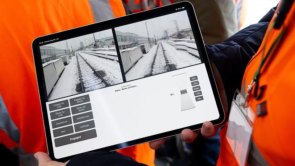 Möglich ist die Fernsteuerung zum einen per Tablet, was etwa in einer Werkshalle praktisch ist. Möglich ist die Fernsteuerung zum einen per Tablet, was etwa in einer Werkshalle praktisch ist.