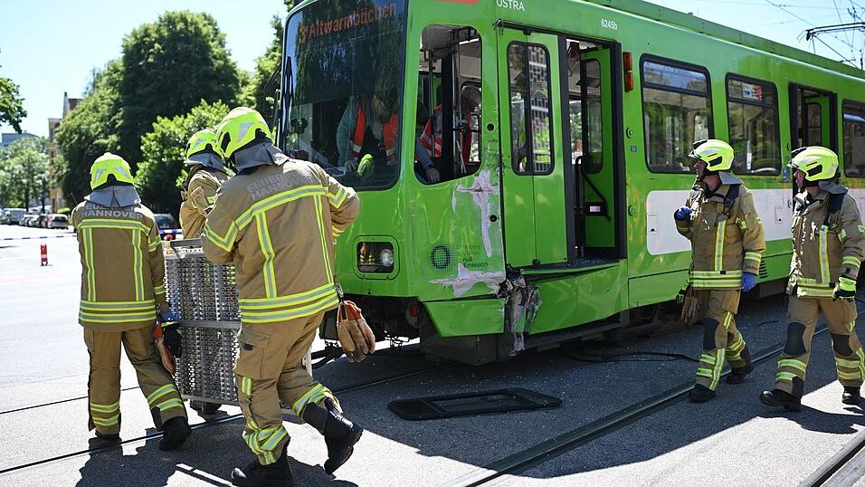 Die Feuerwehr war mit zahlreichen Kr&auml;ften vor Ort, darunter auch mit einem Gro&szlig;raumrettungswagen.