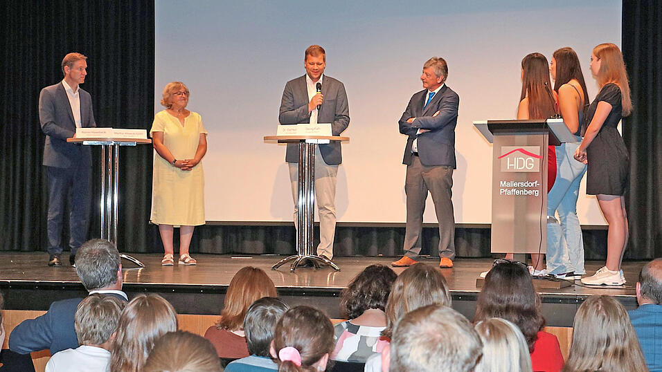 Bei der Gesprächsrunde stellten sich Regierungspräsident Rainer Haselbeck, stellvertretende Landrätin Martha Altweck-Glöbl, Bezirkstagspräsident Dr. Olaf Heinrich und der Beauftragte der Europa-Union Bayern, Georg Fath, den Fragen von drei Schülerinnen. Bei der Gesprächsrunde stellten sich Regierungspräsident Rainer Haselbeck, stellvertretende Landrätin Martha Altweck-Glöbl, Bezirkstagspräsident Dr. Olaf Heinrich und der Beauftragte der Europa-Union Bayern, Georg Fath, den Fragen von drei Schülerinnen.