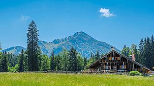 An den Luxus-Sausen auf der Saurüsselalm gibt es viel Kritik. Umweltschützer halten derlei Kommerzialisierung jedoch für keinen Einzelfall.