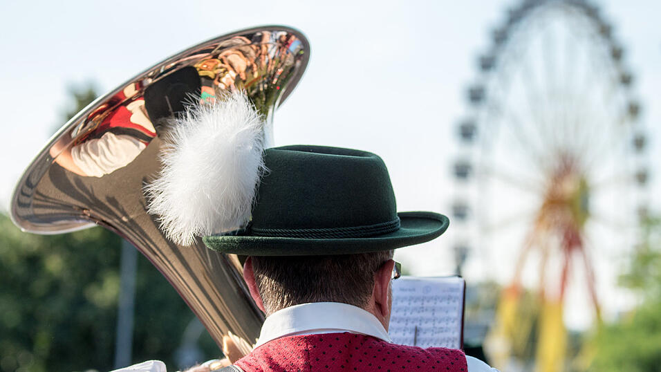 Party und Blasmusik: Beim Gäubodenvolksfest 2025 ist musikalisch einiges geboten.