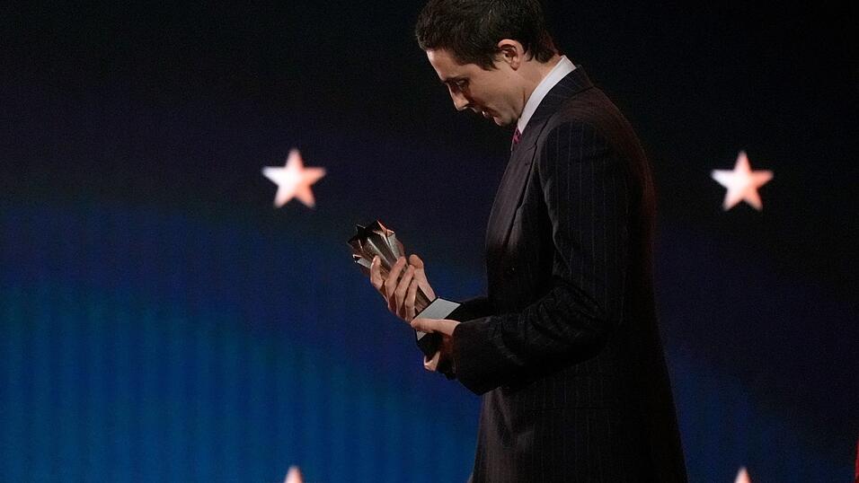 Timothee Chalamet nimmt den Preis f&uuml;r den besten Schauspieler f&uuml;r 'Marty Supreme' w&auml;hrend der 31. j&auml;hrlichen Critics Choice Awards im The Barker Hanger entgegen.